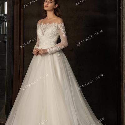 Luxurious beaded ivory lace and tulle bridal gown 1